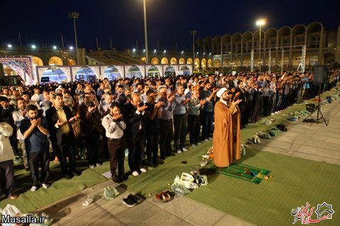 اقامه نماز جماعت مغرب در صحن مرکزی مصلی افطار ساده در مصلی