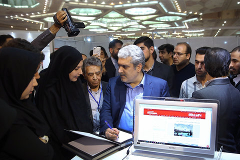 توسعه شرکتهای دانش بنیان از حمایتهای مالی مهمتر است سورنا ستاری در نمایشگاه رسانههای دیجیتال