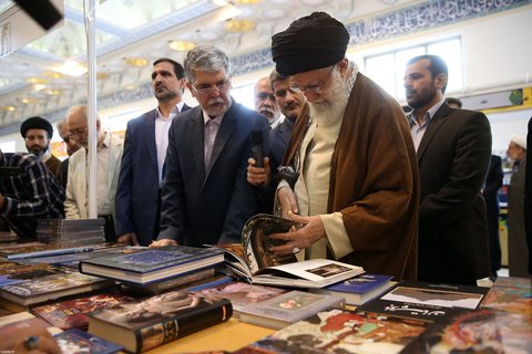 90 دقیقه حضور در بزرگترین رویداد فرهنگی کشور بازدید رهبر انقلاب از نمایشگاه کتاب 97